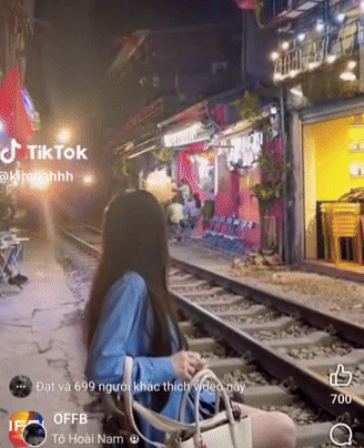 Chủ quán cà phê đường tàu bị phạt vì để khách ngồi sát đường ray