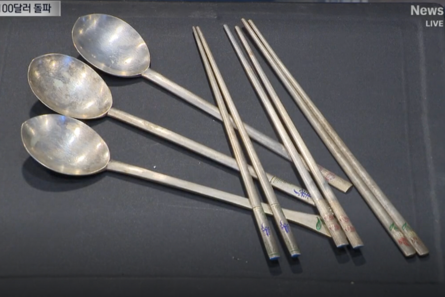 Xếp hàng bán thìa, đũa bạc khi giá lập đỉnh