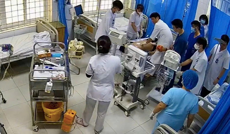 50 phút giành giật sự sống cho nam sinh gục ở giảng đường