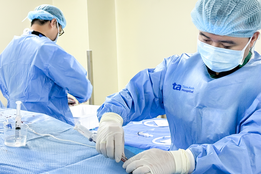 Túi giả phình mạch máu trong ổ bụng người đàn ông