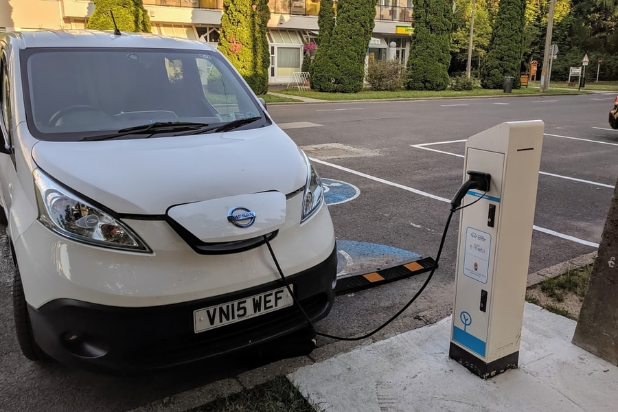 Doanh số xe thuần điện tại châu Âu lần đầu vượt xe xăng