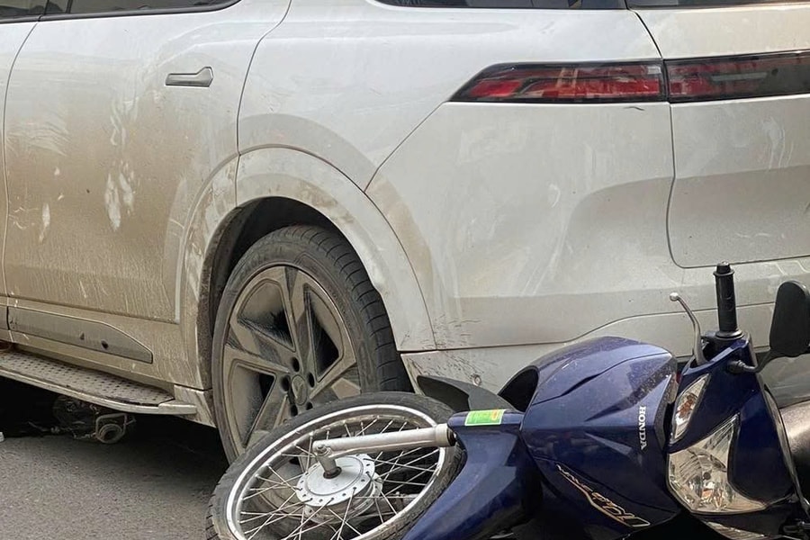 Lùi ôtô gây chết người trên phố ở Hà Nội