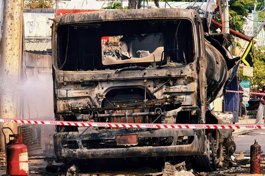 Hiện trường cháy xe bồn chở xăng ở TP HCM
