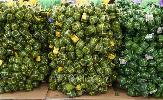 Làng nghề truyền thống sôi động vào mùa cao điểm