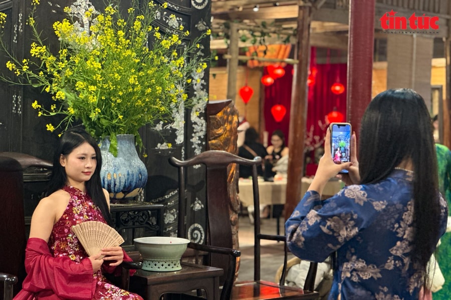 Đậm sắc màu Tết Việt trong từng góc phố cổ