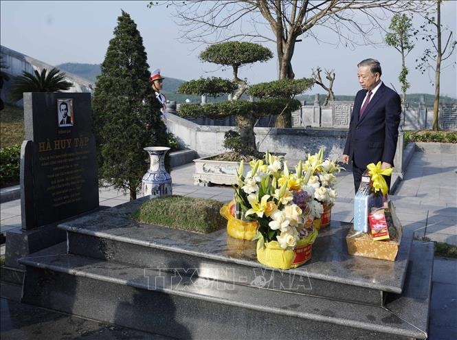 Tổng Bí thư Tô Lâm dâng hương tưởng niệm các Tổng Bí thư Trần Phú và Hà Huy Tập tại Hà Tĩnh