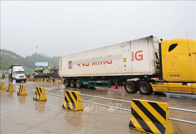Cửa khẩu Hữu Nghị Quan (Trung Quốc) tăng tốc thông quan dịp cận Tết Nguyên đán