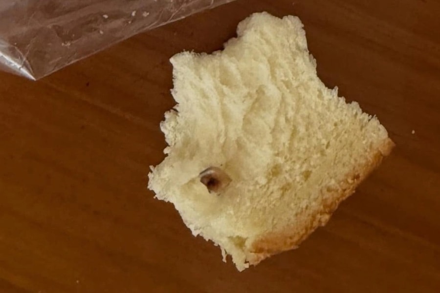 Trung Quốc: Cắn phải răng người khi ăn bánh mì, khách hàng nôn suốt cả ngày