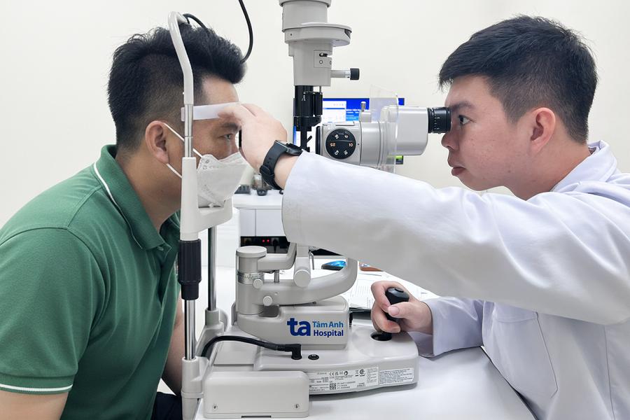 Ngã từ độ cao 3 mét, người đàn ông xuất huyết kết mạc