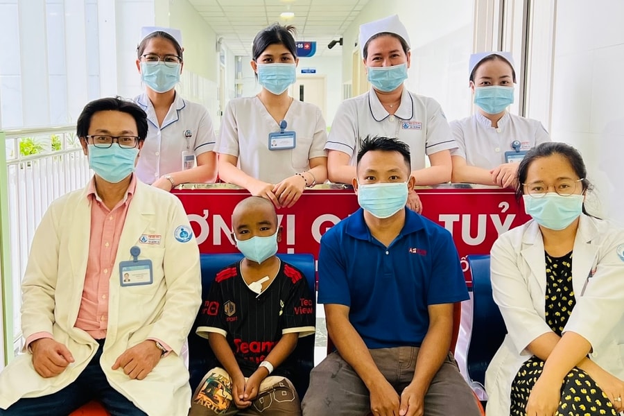 Người anh 10 tuổi là 'cơ hội sống cuối cùng' của em trai suy tủy