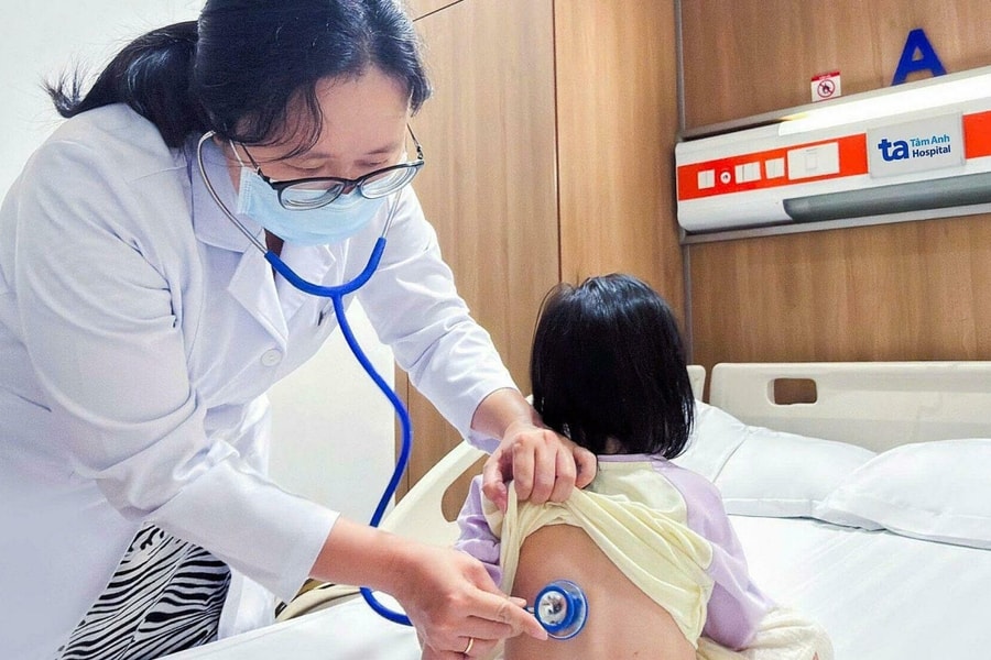 Bé gái bị viêm phế quản chồng viêm tai giữa, mày đay