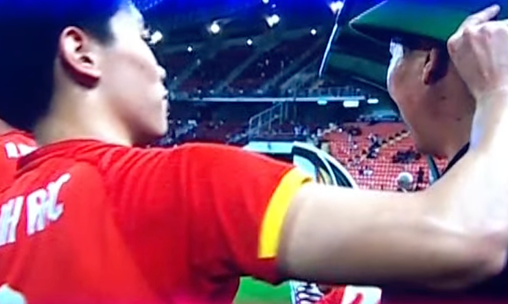 Khoảnh khắc ‘Đình Bắc đội mũi cối cho HLV Kim’ thắng giải ở Cup Chiến thắng