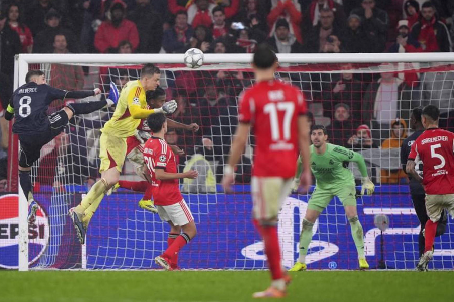 Thủ môn Benfica gây sốt sau khi ghi bàn hạ Real