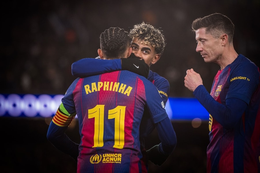 Hàng công đưa Barca vào thẳng vòng 1/8 Champions League