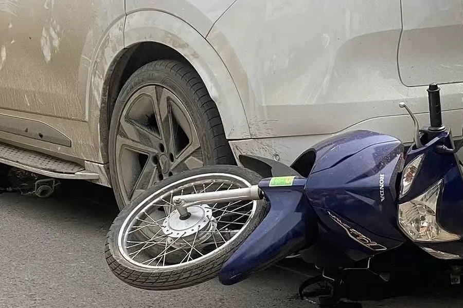 'Nguyên tắc sống còn: không đứng chờ trước, sau ôtô'