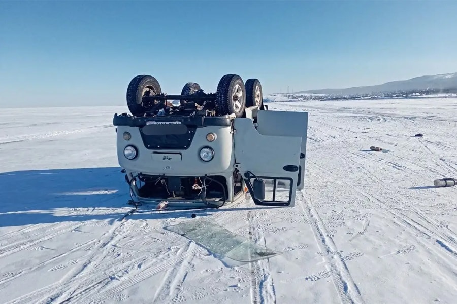 Ôtô chở du khách lật ngửa trên hồ băng, một người thiệt mạng