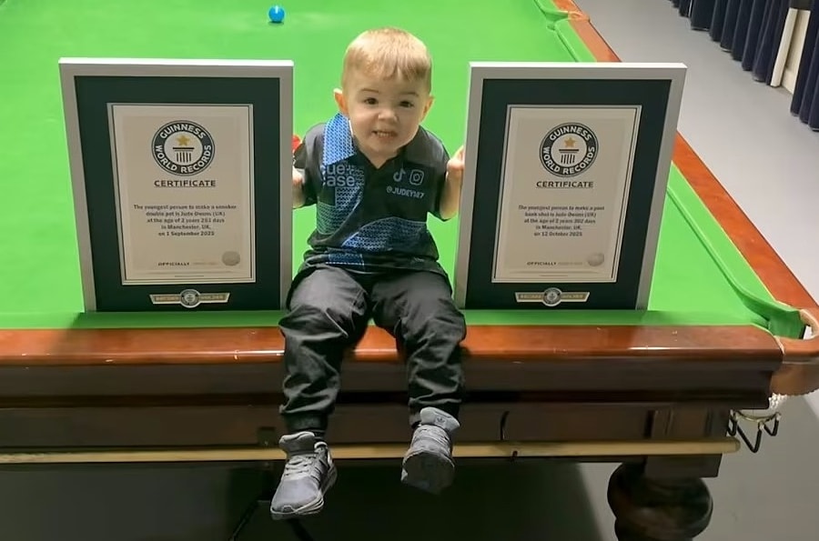Bé hai tuổi lập kỷ lục thế giới về cú đánh snooker