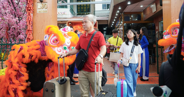 Mùng 1 Tết, khách du lịch ồ ạt khởi hành du xuân trong và ngoài nước