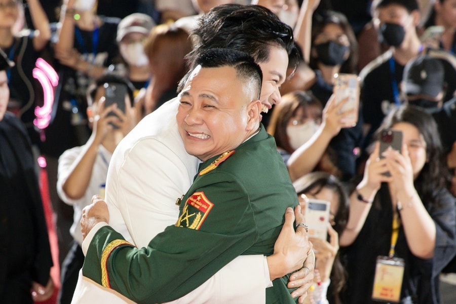 Khoảnh khắc Tự Long ôm chặt Trọng Hiếu gây chú ý