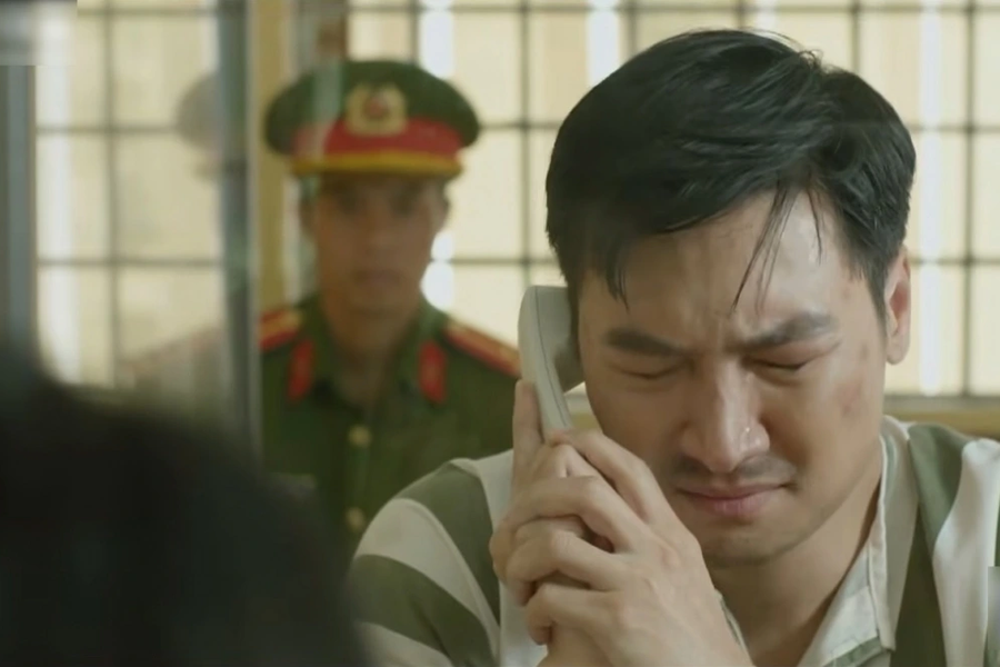 Phim ‘Lằn ranh’ tập 58: Phó bí thư Sách ra đầu thú, Triển bật khóc