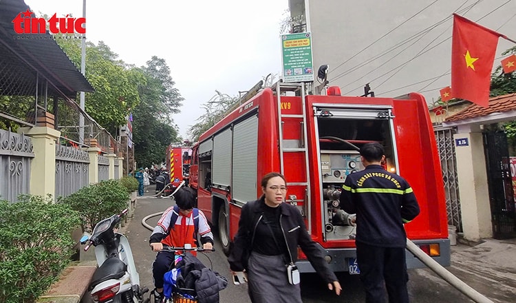 Cháy kho chứa đồ và bãi xe trường THCS Minh Khai