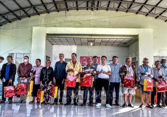 Tết ấm áp, Xuân đong đầy tình người