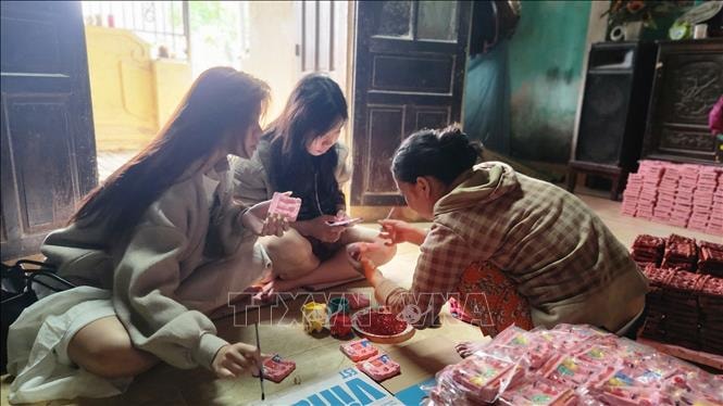 Giữ lửa làng nghề làm tượng Táo quân ở xứ Huế