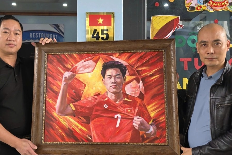 Tranh sơn dầu vẽ tiền đạo Đình Bắc được đấu giá để giúp đồng hương nghèo