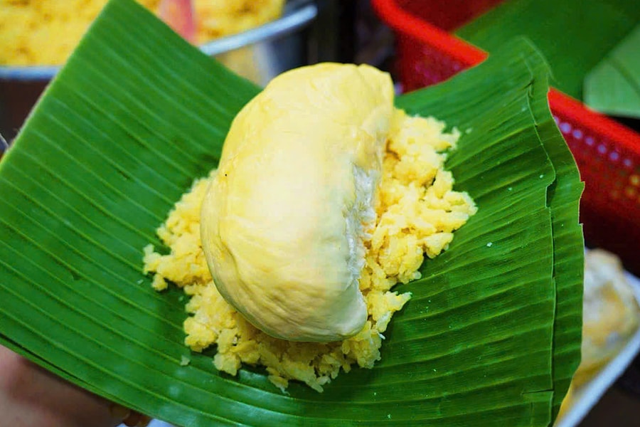 Khách xếp hàng bốc số mua xôi sầu riêng ở TP HCM