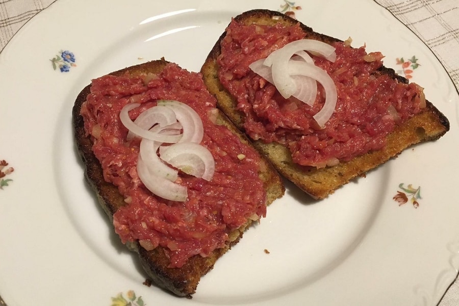 Khách Việt thử ăn thịt bò sống ở CH Czech