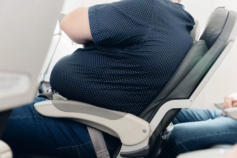 Hãng bay gây tranh cãi khi buộc khách ngoại cỡ mua thêm vé