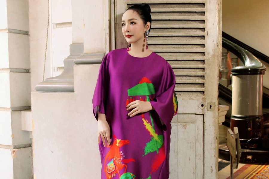 Giáng My tạo dáng với váy họa tiết linh vật Bính Ngọ