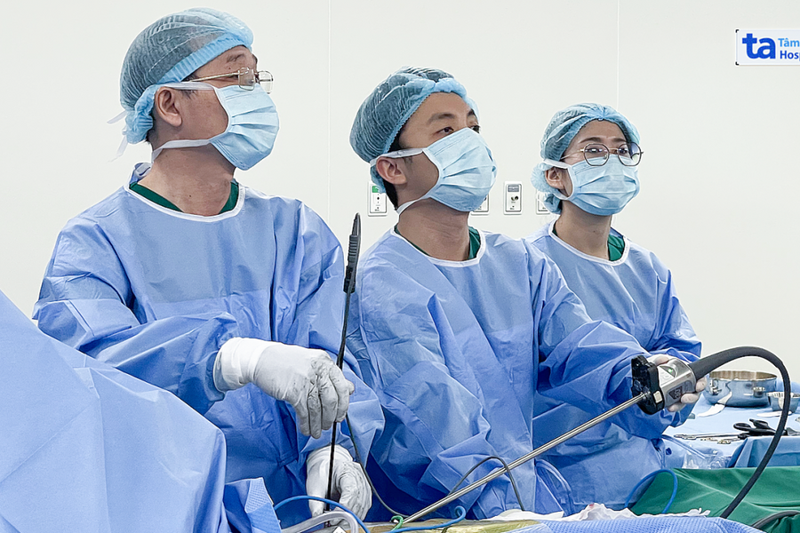 U lồng ngực xâm lấn màng tim