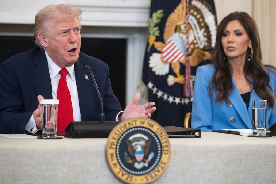 Ông Trump lạnh nhạt với 'bà trùm ICE' sau hỗn loạn ở Minnesota