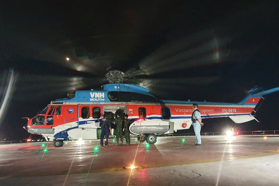 Trực thăng bay đêm cấp cứu bệnh nhân Trường Sa