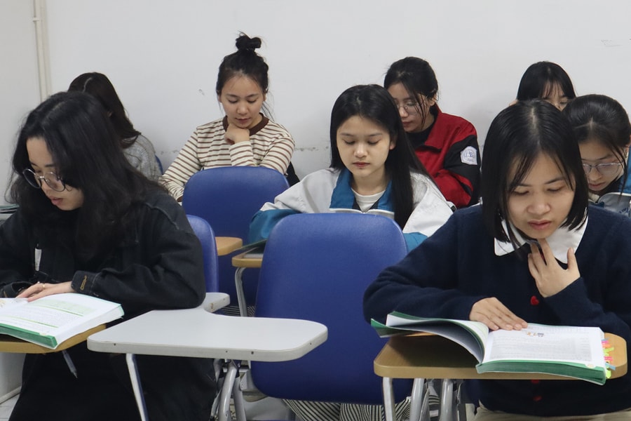 Làn sóng 'cày' tiếng Trung sau giờ công sở