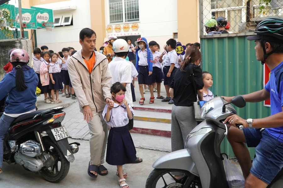 Phụ huynh tất tả mang cơm cho con vì trường dừng bữa ăn bán trú