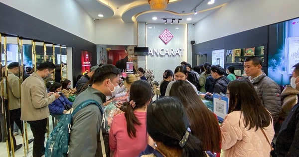 Người dân xếp hàng dài mua bạc, nhiều cửa hàng thông báo hết hàng