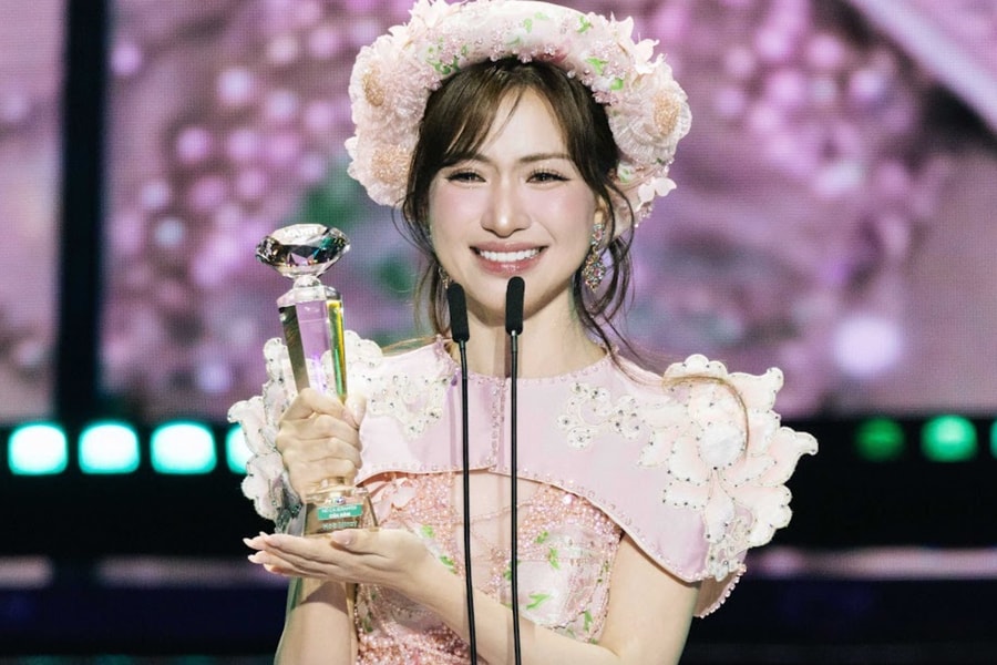 Hòa Minzy khóc nhắn nhủ con trai khi thắng lớn tại Làn Sóng Xanh 2025