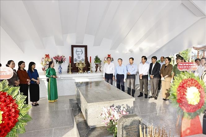 Chủ tịch Quốc hội Trần Thanh Mẫn dâng hương, viếng mộ Cụ Phó bảng Nguyễn Sinh Sắc