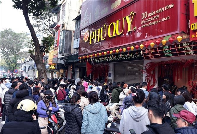 Giá vàng lao dốc sau khi lập đỉnh: Rủi ro gia tăng với đầu tư ngắn hạn