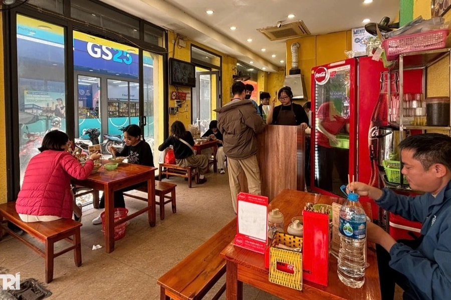 Sau vụ xử phạt, quán bún riêu cô Hương béo ở Hà Nội giảm 20% lượng khách