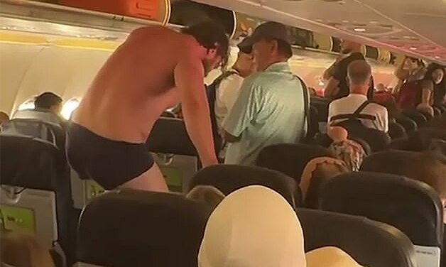 Chuyến bay hạ cánh khẩn vì hành khách gây rối đòi cởi đồ