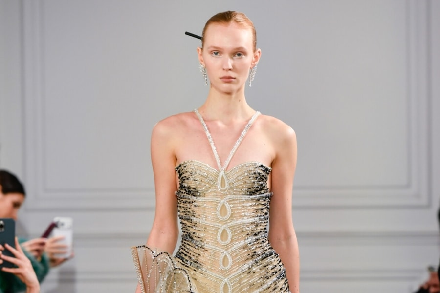 Thiết kế Haute Couture của nhà mốt Việt trên sàn diễn Paris