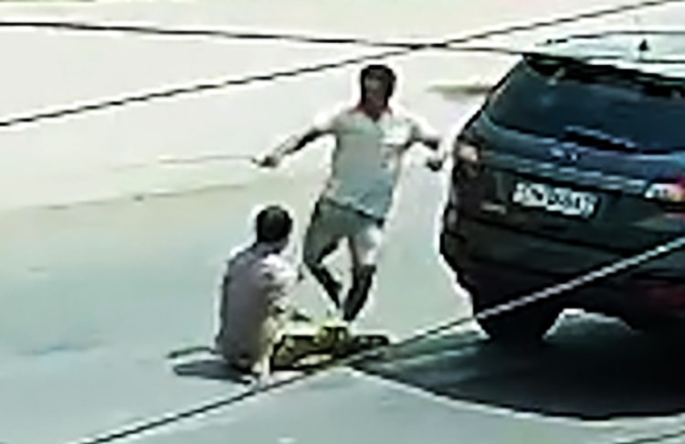 Tài xế xe bán tải đánh người bất tỉnh sau va chạm