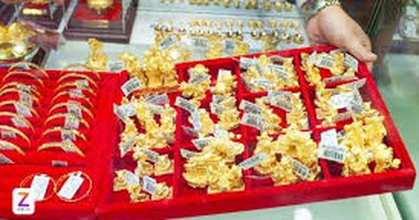 Giá vàng giảm sâu, người dân xếp hàng mua với tâm lý bù lỗ