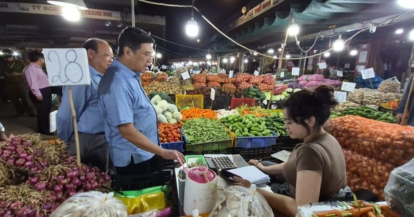 CLIP: Nửa đêm ở 3 chợ đầu mối lớn nhất TPHCM trước Tết