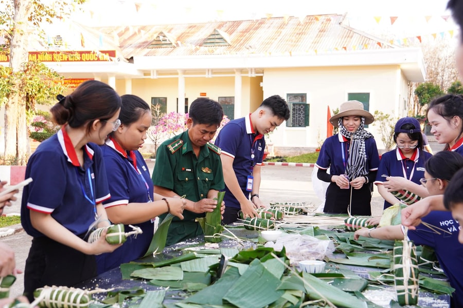‘Xuân Biên phòng - Ấm lòng dân bản’ mang Tết đến vùng biên giới Đăk Ơ