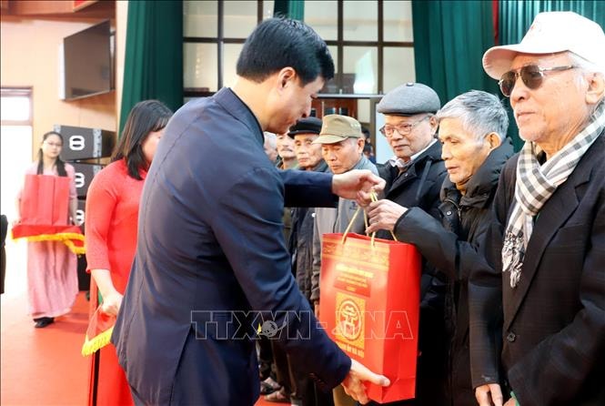 Bí thư Thành ủy Hà Nội Nguyễn Duy Ngọc trao quà Tết tại Hưng Yên