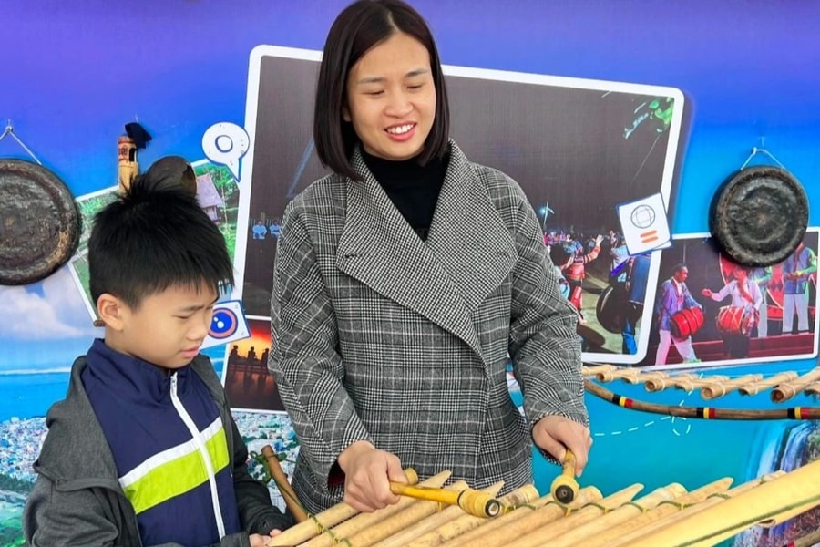 Người Hà Nội hào hứng chơi đàn T'rưng, thưởng thức cà phê Gia Lai miễn phí